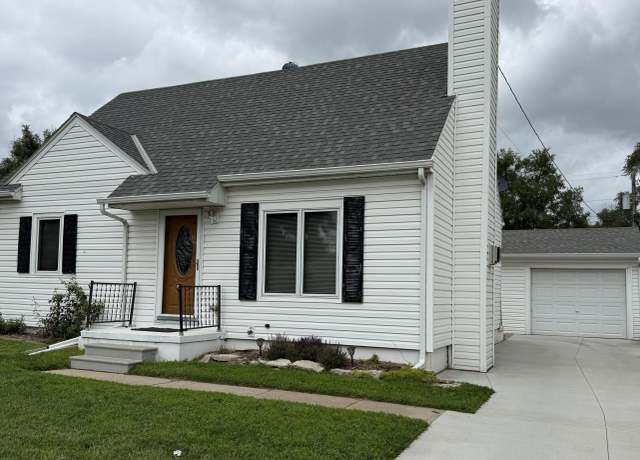 Property at 2808 9th Ave, Council Bluffs, IA 51501, 2 beds, 2 baths