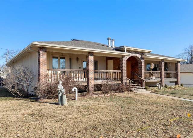 Property at 3 E Navajo St, Council Bluffs, IA 51501, 2 beds, 3 baths