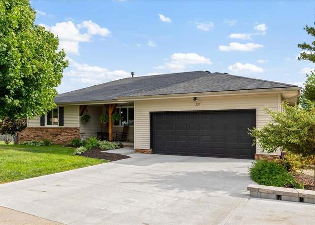Property at 223 Ridgewood Dr, Council Bluffs, IA 51503, 3 beds, 3 baths