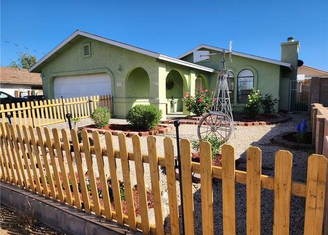 Property at 2824 Pasadena Ave, Kingman, AZ 86401, 3 beds, 2 baths