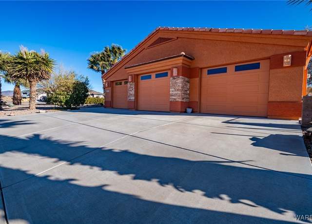 Property at 7472 E Sawmill Dr, Kingman, AZ 86401, 3 beds, 2.5 baths
