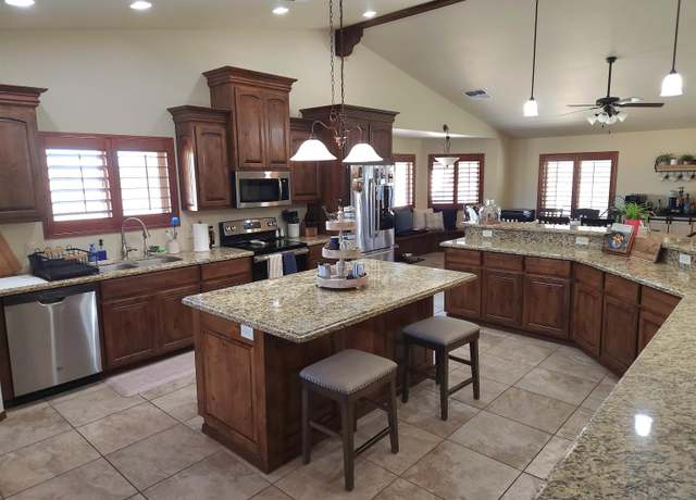 Property at 1404 W Parkway Dr, Yuma, AZ 85364, 4 beds, 2.5 baths
