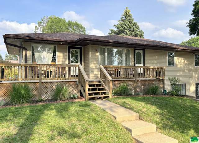 Property at 2800 S Lemon St, Sioux City, IA 51106, 4 beds, 2 baths
