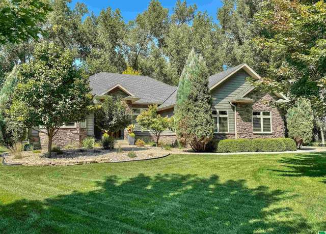 Property at 871 E Sawgrass Trl, Dakota Dunes, SD 57049, 5 beds, 4.5 baths