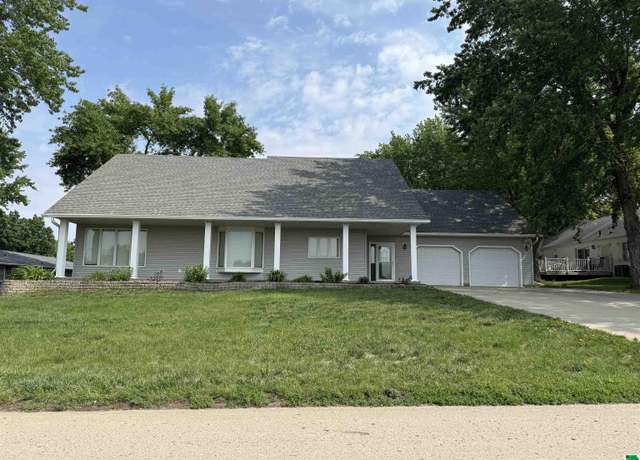 Property at 631 South St, Akron, IA 51001, 4 beds, 3 baths