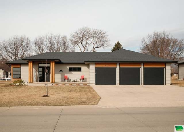 Property at 923 8th Avenue Ave SE, Sioux Center, IA 51250, 4 beds, 3 baths