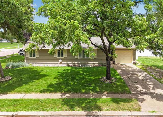 Property at 804 E Lewis St, Vermillion, SD 57069, 3 beds, 3 baths