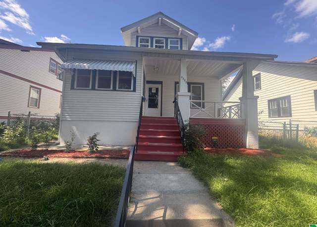 Property at 2223 Jennings St, Sioux City, IA 51104, 4 beds, 2 baths