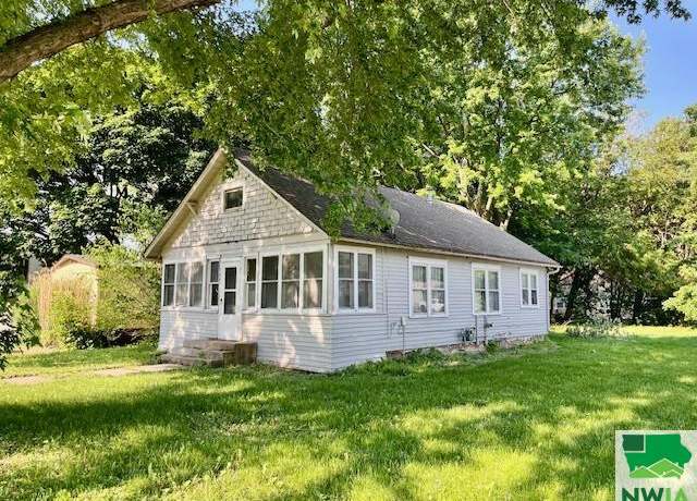Property at 122 Walnut St, Vermillion, SD 57069, 2 beds, 1 bath