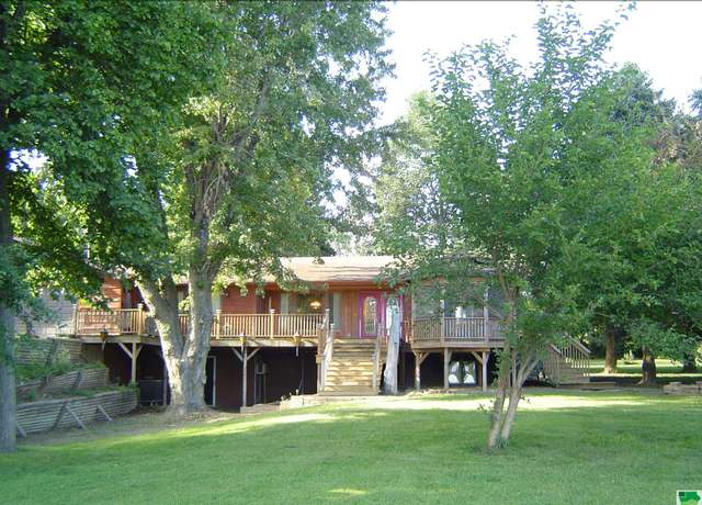 Property at 1690 290th St, Rock Valley, IA 51247, 5 beds, 2 baths
