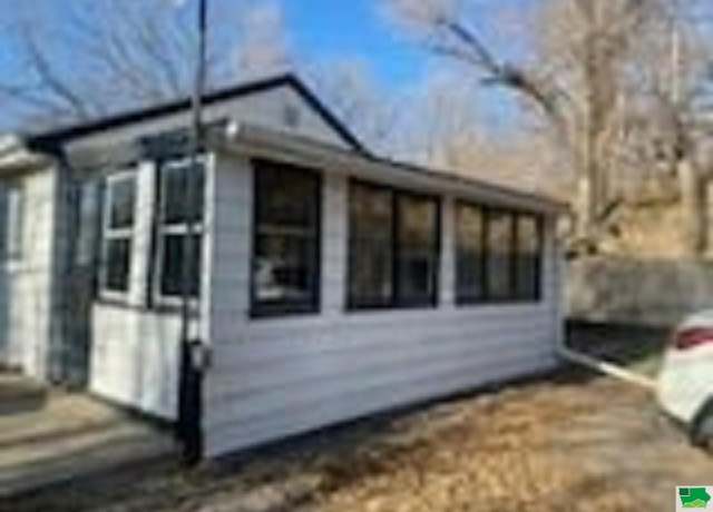 Property at 2615 11th St, Sioux City, IA 51105, 2 beds, 1 bath