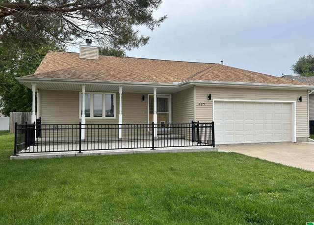 Property at 627 Lakeview Dr, Mccook Lake, SD 57049, 3 beds, 2.5 baths