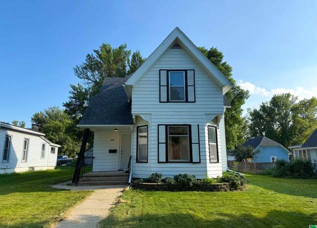 Property at 420 Main St, Akron, IA 51001, 3 beds, 2.5 baths