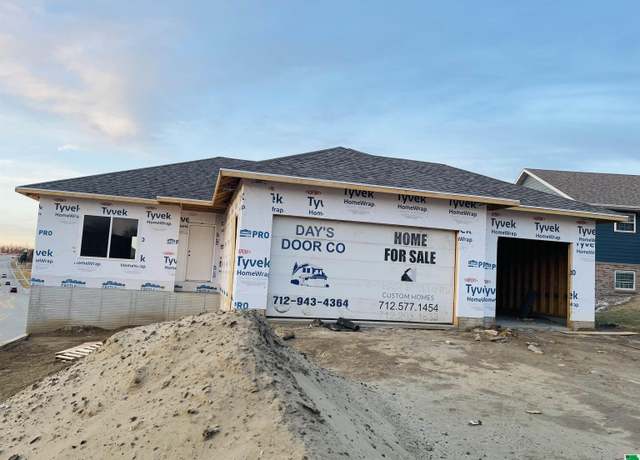 Property at 4701 Foxhollow Ct, Sioux City, IA 51106, 3 beds, 2 baths