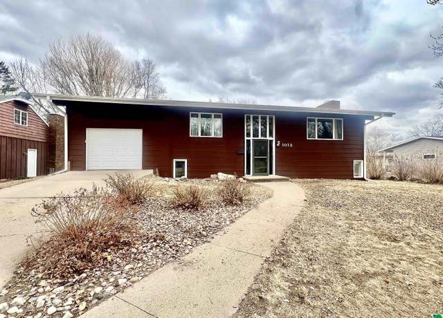 Property at 1013 Crestview Dr, Vermillion, SD 57069, 4 beds, 2 baths