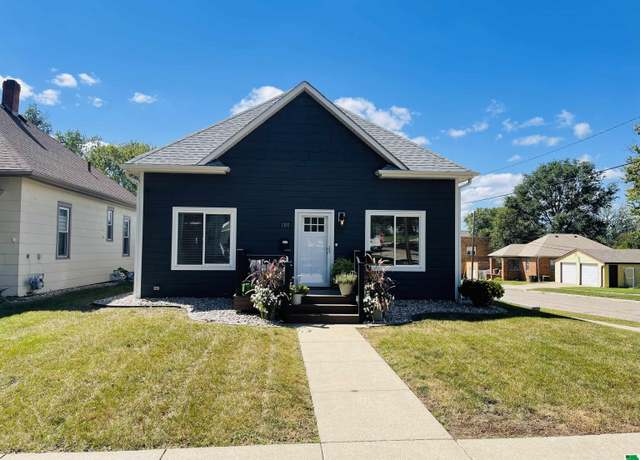 Property at 1301 S Helen St, Sioux City, IA 51106, 4 beds, 2 baths