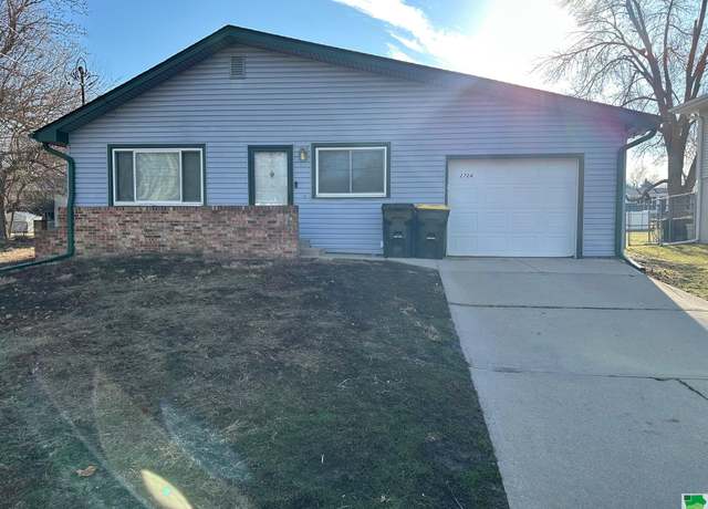 Property at 2724 S Saint Aubin St, Sioux City, IA 51106, 2 beds, 1 bath