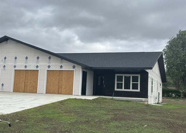 Property at 621 7th St, Sheldon, IA 51201, 4 beds, 3 baths
