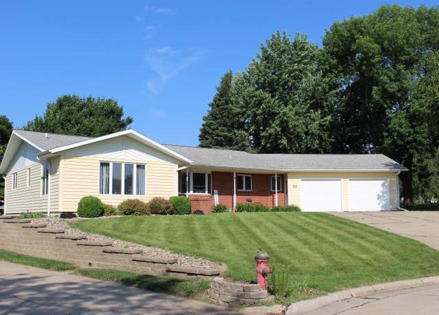 Property at 402 Amsterdam Dr Dr SE, Orange City, IA 51041, 3 beds, 3 baths