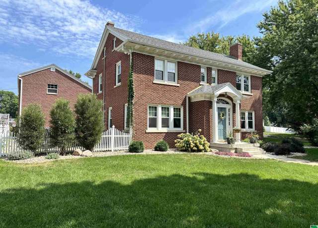 Property at 530 1st Ave Ave SE, Lemars, IA 51031, 3 beds, 2.5 baths