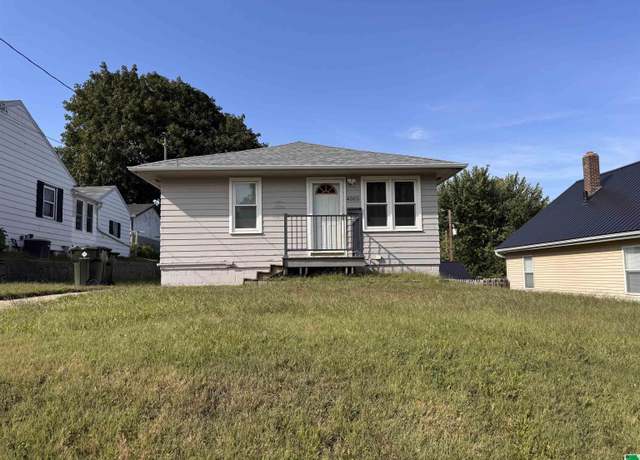 Property at 4005 Ridge Ave, Sioux City, IA 51106, 2 beds, 2 baths