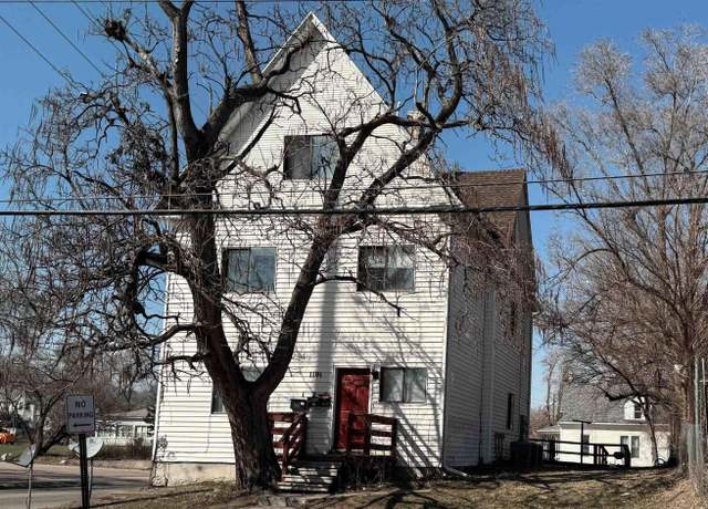 Property at 1101 11th St, Sioux City, IA 51105, 7 beds, 3 baths
