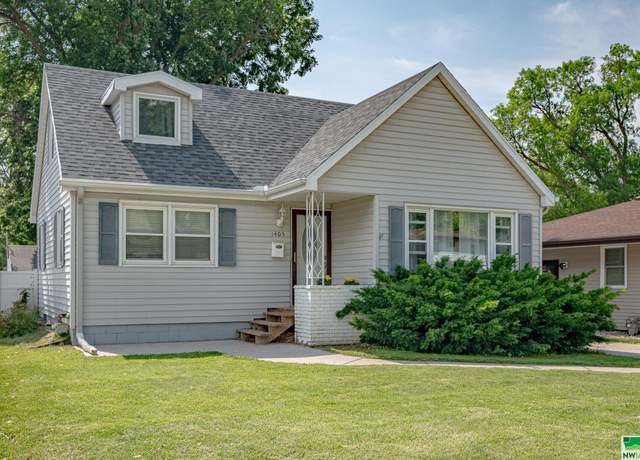 Property at 1405 S Patterson St, Sioux City, IA 51106, 4 beds, 2 baths