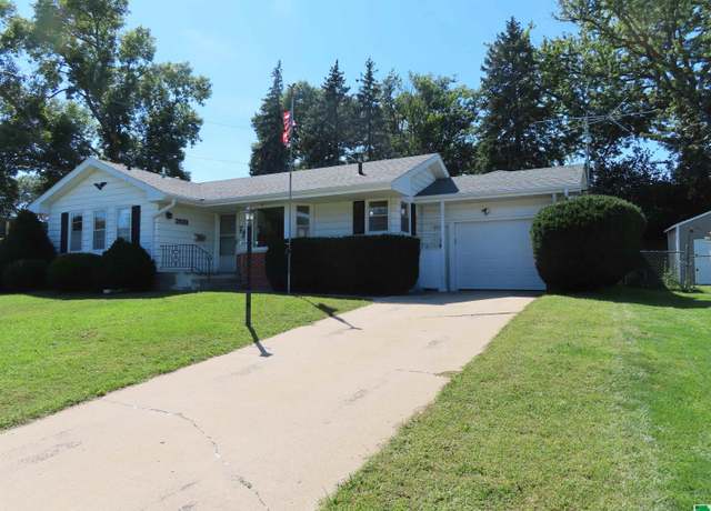 Property at 2633 S Olive St, Sioux City, IA 51106, 2 beds, 2 baths