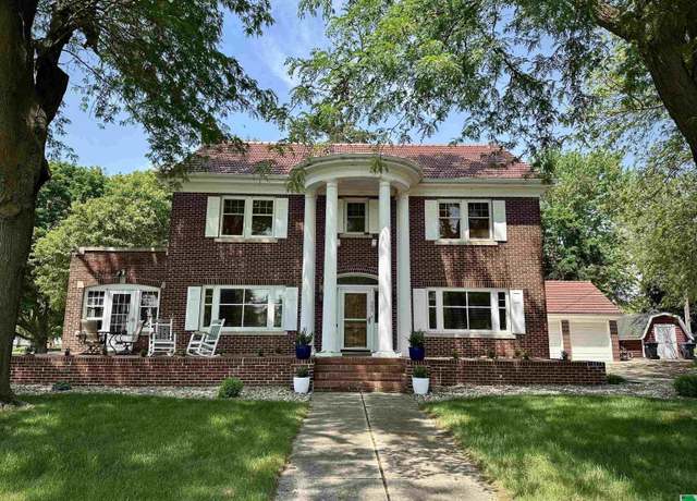 Property at 303 E Lakeshore Dr, Storm Lake, IA 50588, 4 beds, 3.5 baths