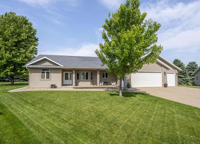 Property at 137 9th St Cir NE, Sioux Center, IA 51250, 5 beds, 3 baths