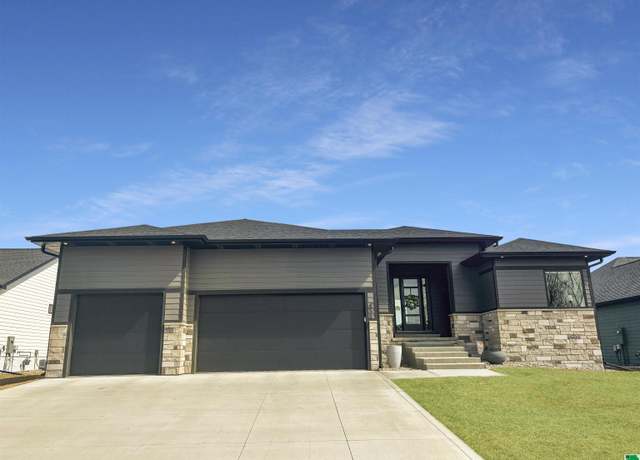 Property at 800 Lakeshore Dr, No. Sioux City, SD 57049, 5 beds, 3 baths