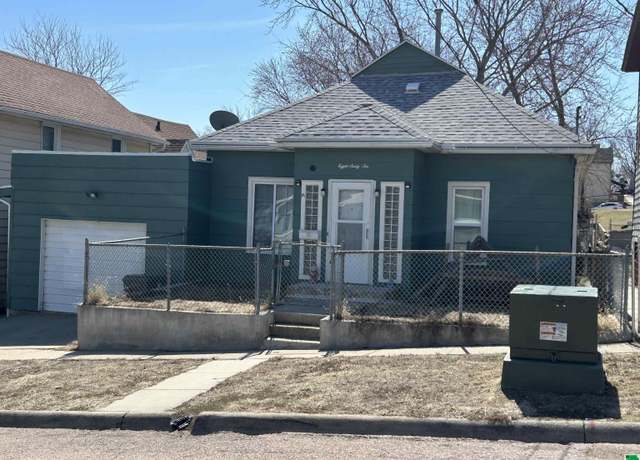 Property at 866 15th St, Sioux City, IA 51105, 2 beds, 1 bath