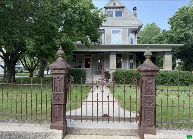 Property at 736 W Cedar St, Cherokee, IA 51012, 4 beds, 1.5 baths