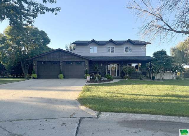 Property at 15 17th Street Cir SE, Sioux Center, IA 51250, 4 beds, 3 baths