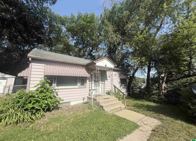 Property at 613 Myrtle St, Sioux City, IA 51103, 2 beds, 2 baths