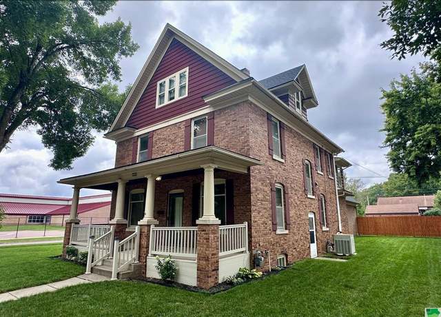 Property at 4003 Jefferson St, Sioux City, IA 51108, 7 beds, 2.5 baths