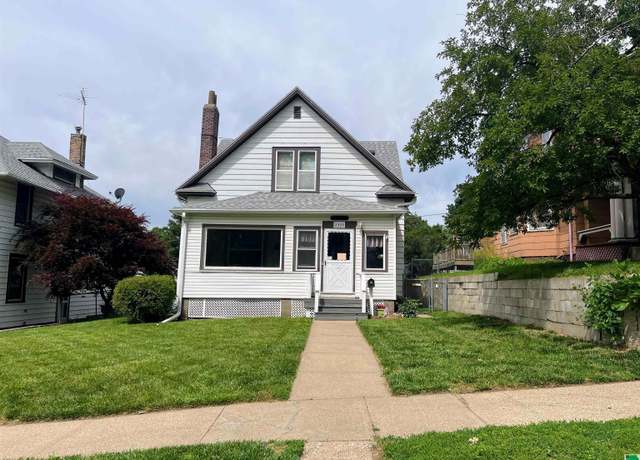 Property at 2305 Grandview Blvd, Sioux City, IA 51104, 4 beds, 1.5 baths