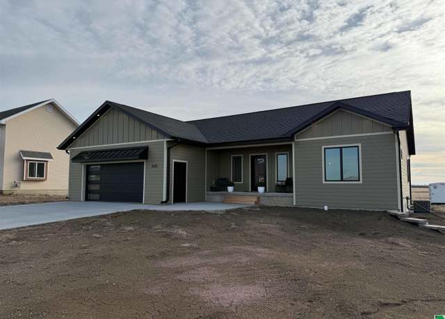 Property at 1625 Lincoln Pl SE, Orange City, IA 51041, 4 beds, 3 baths