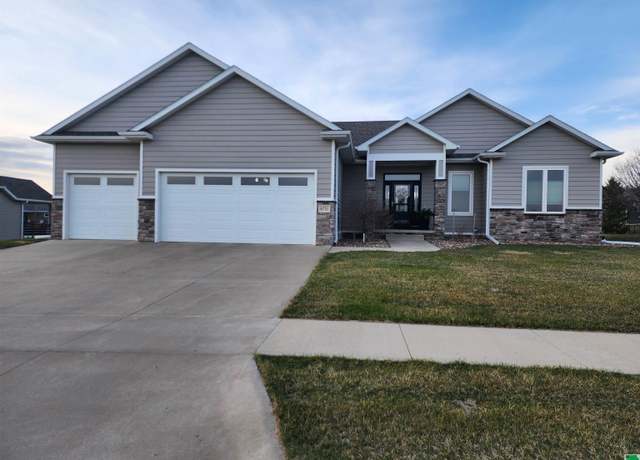 Property at 6751 Prairie View Ct, Sioux City, IA 51106, 4 beds, 3 baths