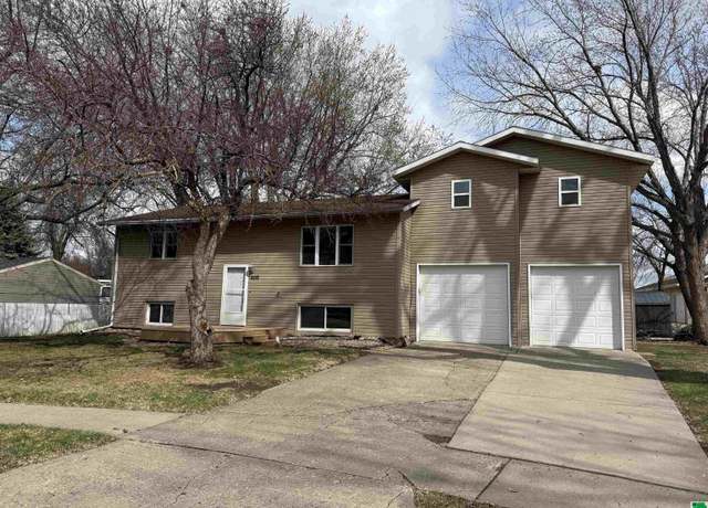 Property at 809 Carleton Cir, Vermillion, SD 57069, 3 beds, 2 baths