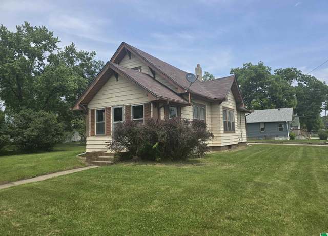 Property at 2600 Rebecca St, Sioux City, IA 51103, 3 beds, 1 bath