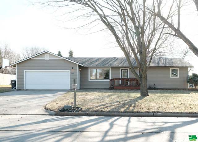 Property at 302 6th Ave Ave SE, Sioux Center, IA 51250, 5 beds, 2 baths
