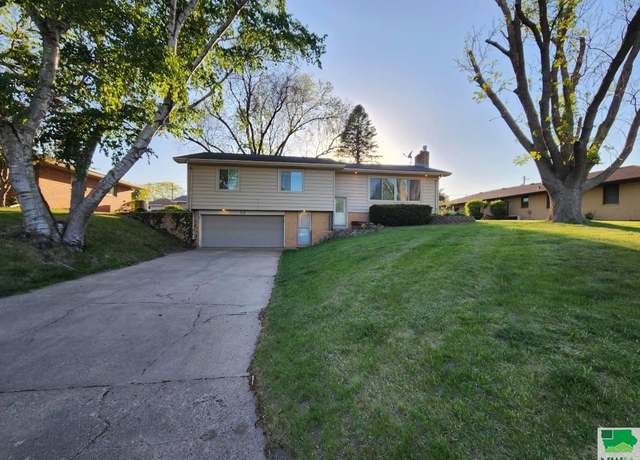 Property at 512 Normal College Ave, Sheldon, IA 51201, 3 beds, 2 baths