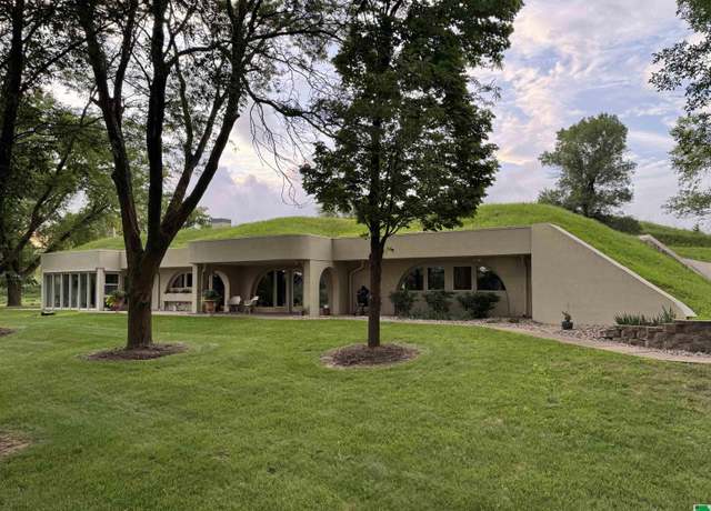 Property at 1621 Plum Creek Rd, Sioux City, IA 51103, 5 beds, 2.5 baths