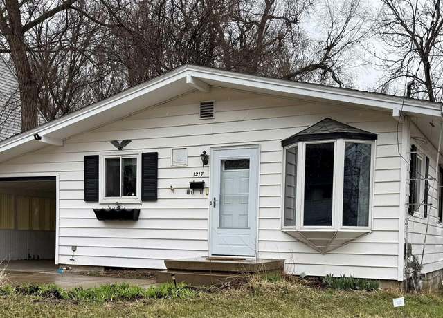 Property at 1217 29th St, Sioux City, IA 51104, 2 beds, 2 baths