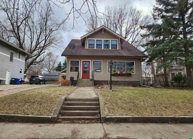 Property at 1104 8th St, Sheldon, IA 51201, 4 beds, 2 baths