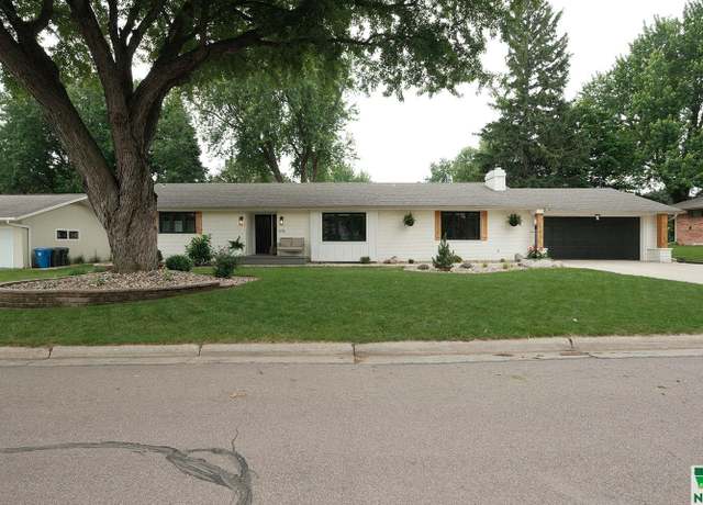 Property at 575 S Meadow Dr, Sioux Center, IA 51250, 5 beds, 3 baths