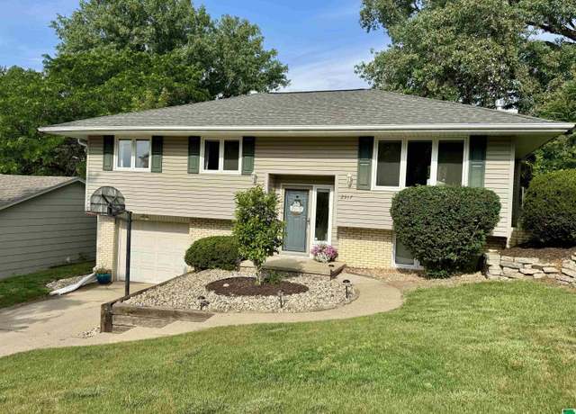 Property at 2917 S Martha St, Sioux City, IA 51106, 4 beds, 1.5 baths