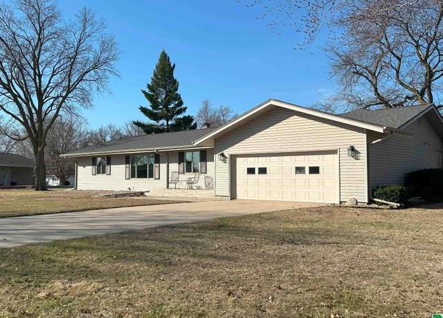 Property at 712 Winthrop Cir, Storm Lake, IA 50588, 4 beds, 2 baths