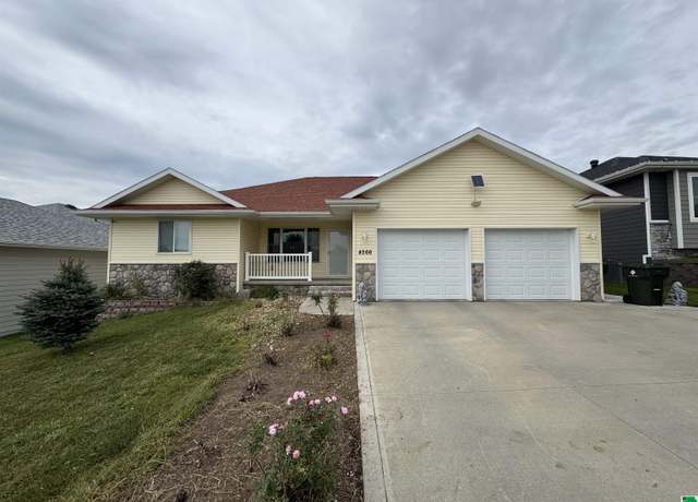 Property at 4266 Fieldcrest Dr, Sioux City, IA 51103, 5 beds, 3 baths